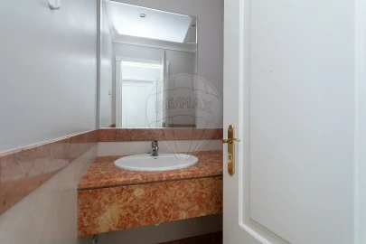 Apartamento T4 para Arrendamento em Santa Maria e São Miguel, São Martinho, São Pedro Penaferrim