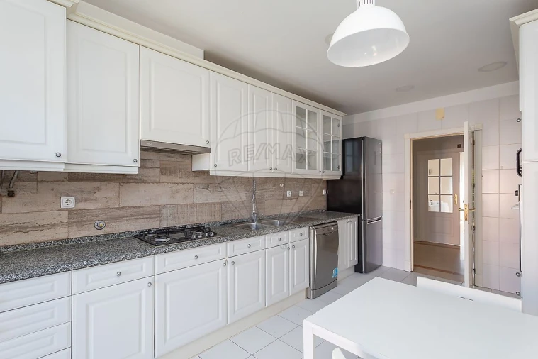 Apartamento T4 para Arrendamento em Santa Maria e São Miguel, São Martinho, São Pedro Penaferrim Foto 4