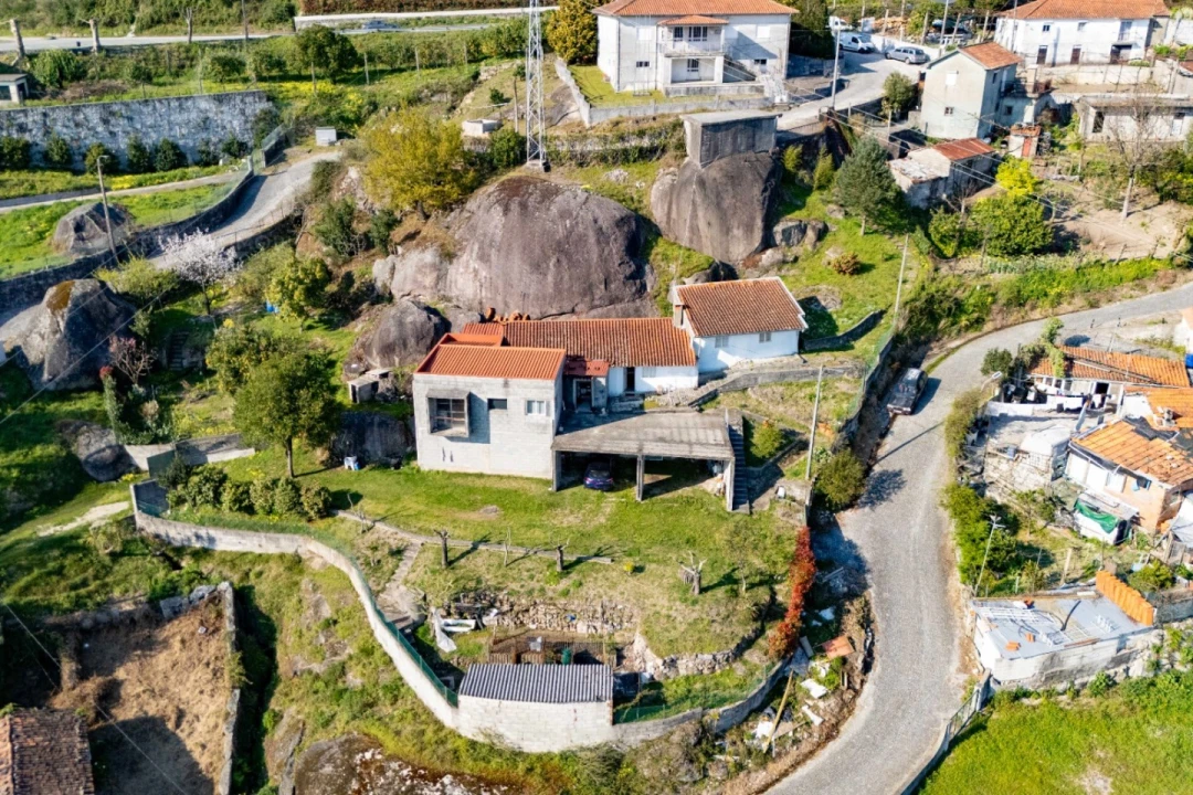 Moradia T4 para Venda em Calvos e Frades Foto 1