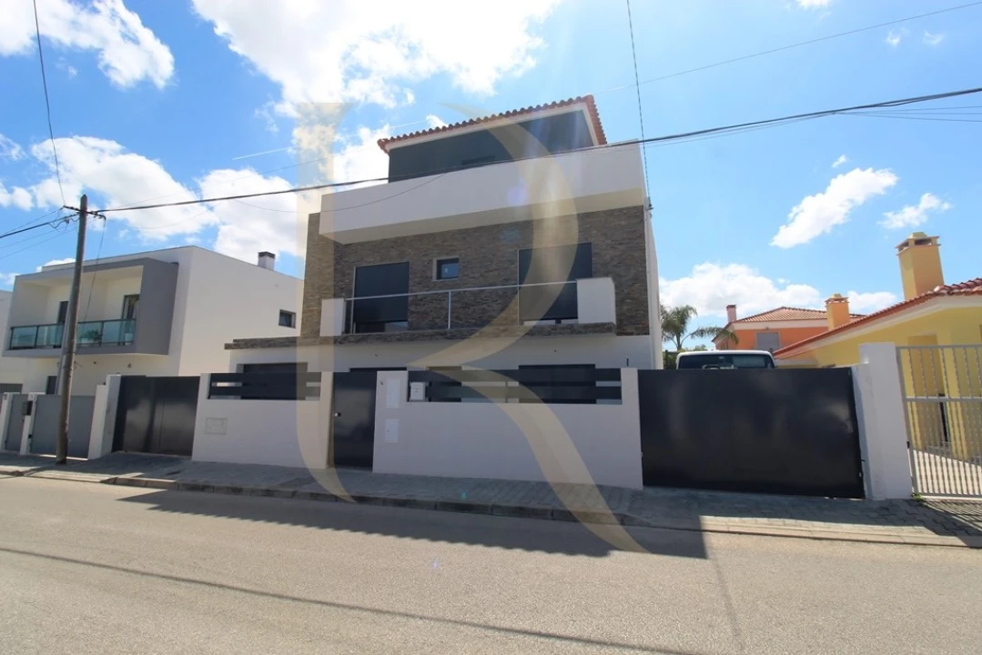 Moradia T4 para Venda em Fernao Ferro Foto 4