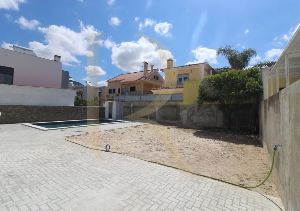 Moradia T4 para Venda em Fernao Ferro Foto 19