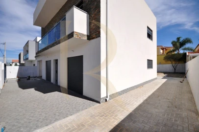 Moradia T4 para Venda em Fernao Ferro