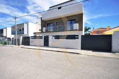 Moradia T4 para Venda em Fernao Ferro