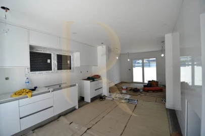Moradia T4 para Venda em Fernao Ferro