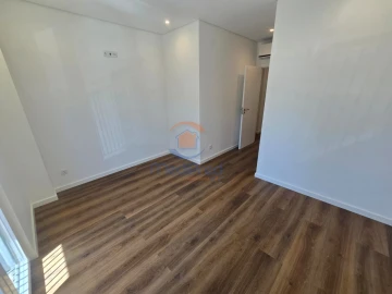 Apartamento T3 para Venda em Ramada e Caneças