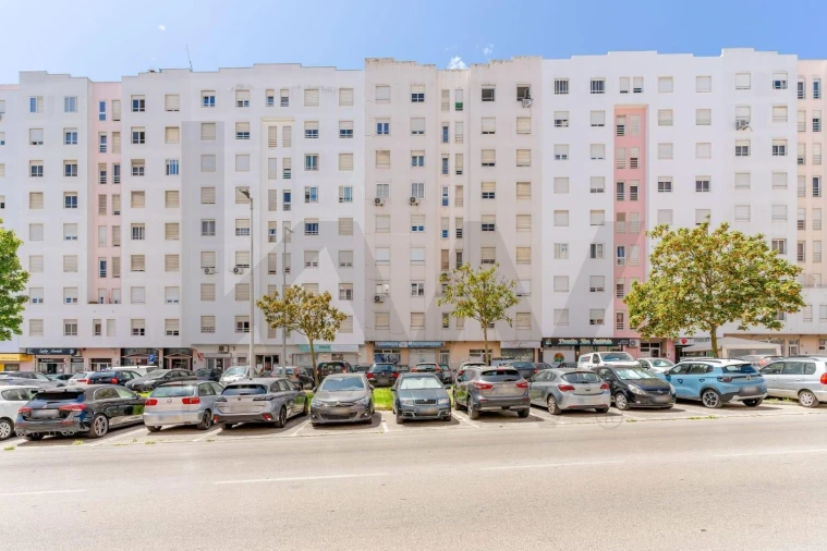 Apartamento T2 para Venda em Corroios Foto 2