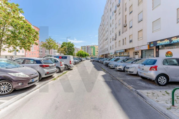 Apartamento T2 para Venda em Corroios Foto 3