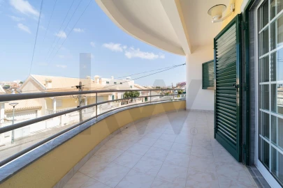Moradia T5 para Venda em Corroios