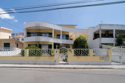Moradia T5 para Venda em Corroios