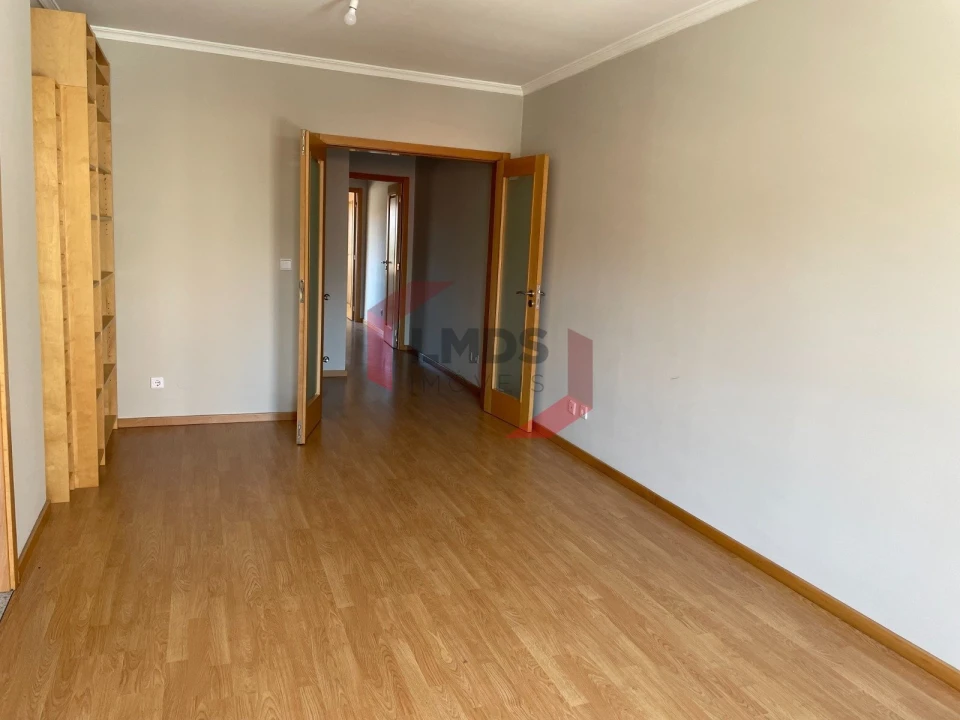 Apartamento T1 para Venda em Paranhos Foto 3