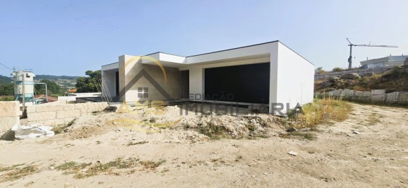 Moradia T3 para Venda em Cepães e Fareja
