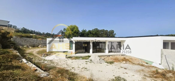 Moradia T3 para Venda em Cepães e Fareja