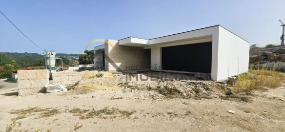 Moradia T3 para Venda em Cepães e Fareja