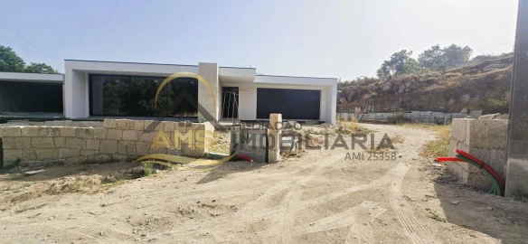 Moradia T3 para Venda em Cepães e Fareja