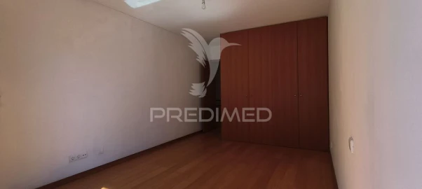 Moradia T5 para Venda em Nogueira e Silva Escura