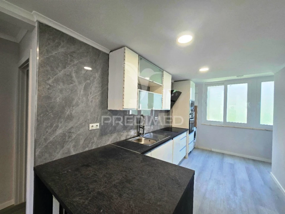Apartamento T2 para Venda em Benfica Foto 2