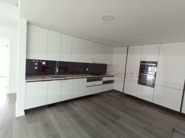 Moradia T5 para Venda em Corroios