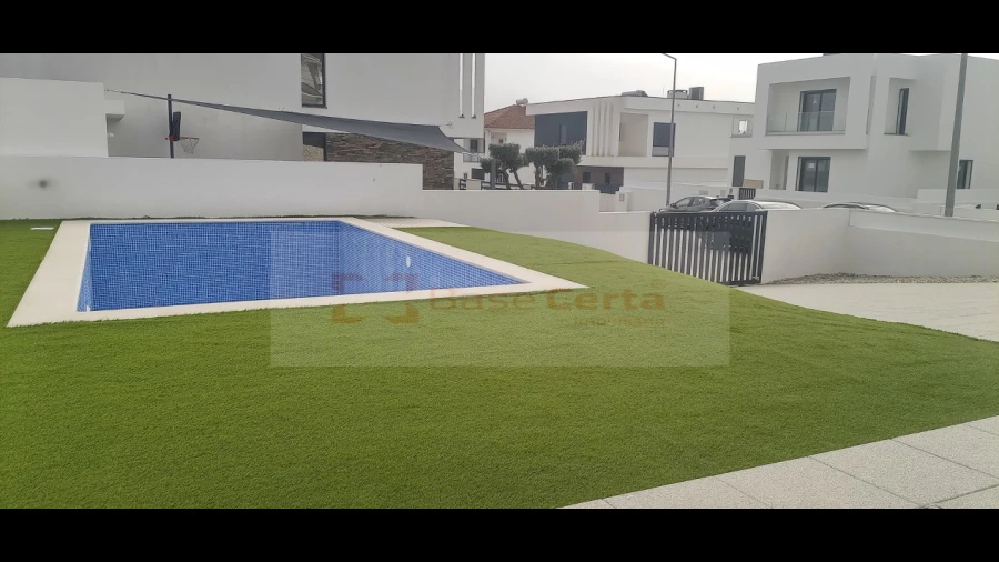 Moradia T5 para Venda em Corroios