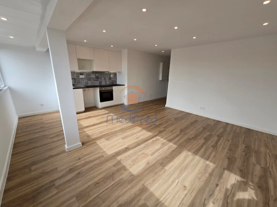 Apartamento T2 para Venda em Odivelas Foto 2