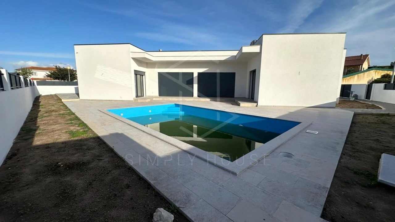 Moradia T3 para Venda em Turquel Foto 1