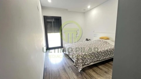 Apartamento T2 para Venda em Sé, Santa Maria e Meixedo