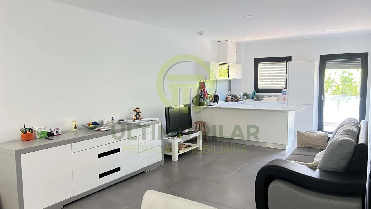 Apartamento T2 para Venda em Sé, Santa Maria e Meixedo Foto 2
