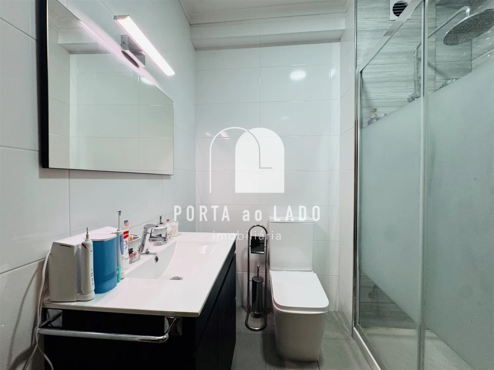 Apartamento T2 para Venda em Serzedo e Perosinho Foto 4