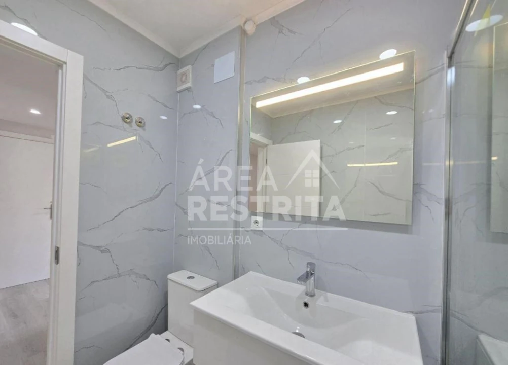 Apartamento T2 para Venda em Corroios Foto 14