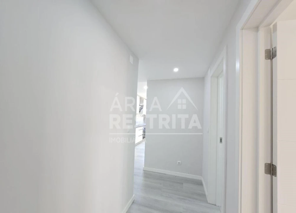 Apartamento T2 para Venda em Corroios Foto 19