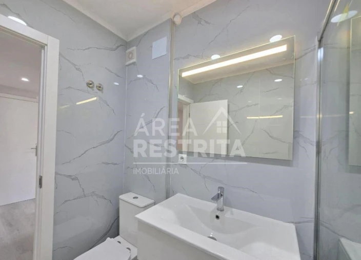 Apartamento T2 para Venda em Corroios Foto 14