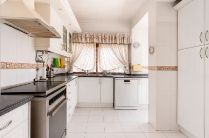 Apartamento T6 para Venda em Carcavelos e Parede