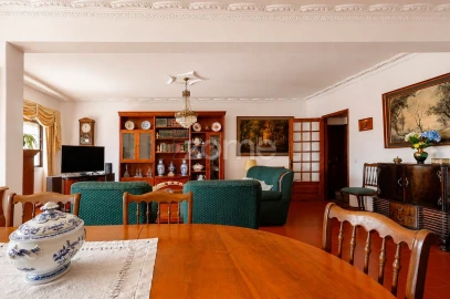 Apartamento T6 para Venda em Carcavelos e Parede