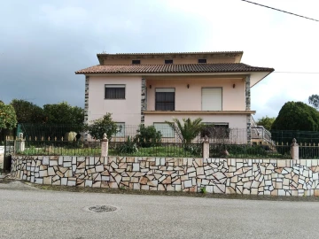 Moradia T5 para Venda em Pussos São Pedro