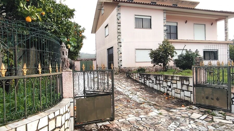 Moradia T5 para Venda em Pussos São Pedro