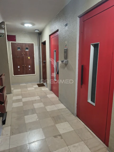 Apartamento T3 para Venda em Santo António dos Cavaleiros e Frielas
