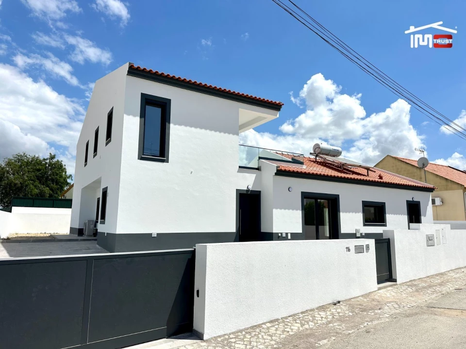 Moradia T5 para Venda em Atalaia e Alto Estanqueiro-Jardia Foto 1