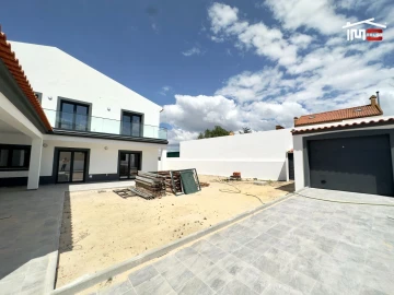 Moradia T5 para Venda em Atalaia e Alto Estanqueiro-Jardia