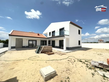 Moradia T5 para Venda em Atalaia e Alto Estanqueiro-Jardia