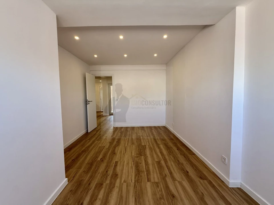 Apartamento T2 para Venda em Queluz e Belas Foto 14