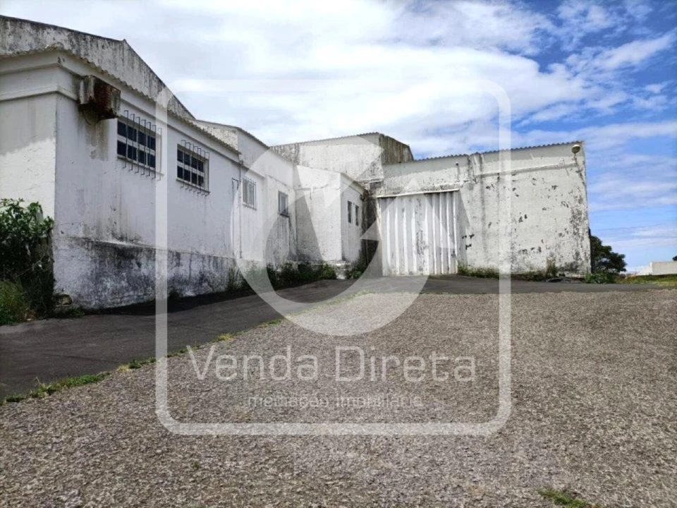 Armazém para Venda em Praia da Vitoria (Santa Cruz) Foto 4