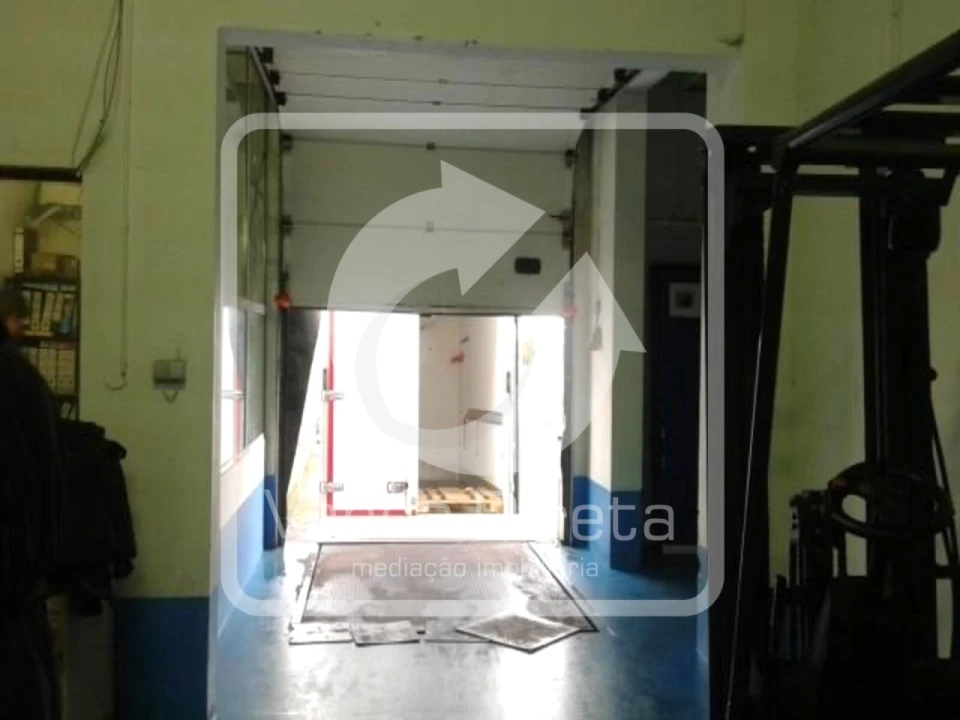 Armazém para Venda em Praia da Vitoria (Santa Cruz) Foto 6