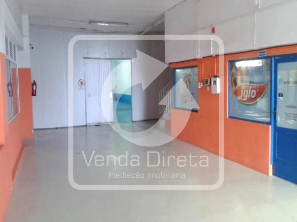 Armazém para Venda em Praia da Vitoria (Santa Cruz) Foto 11