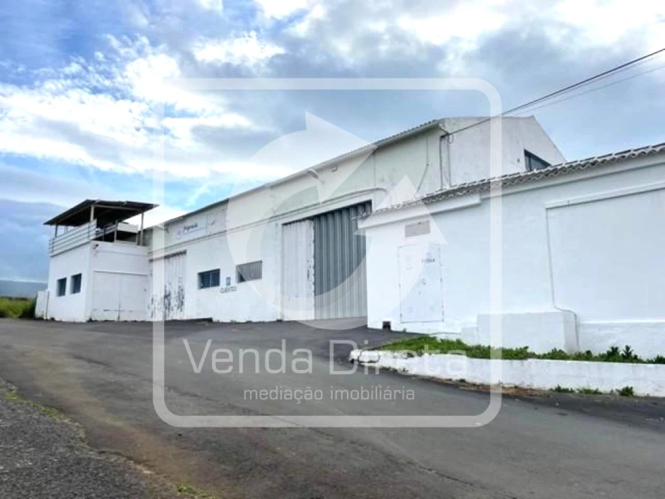 Armazém para Venda em Praia da Vitoria (Santa Cruz) Foto 3