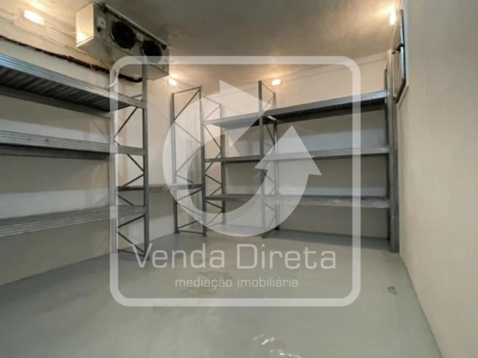 Armazém para Venda em Praia da Vitoria (Santa Cruz) Foto 9
