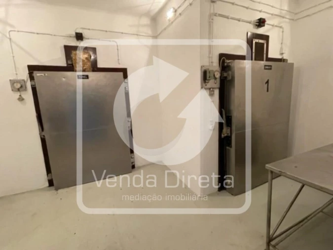 Armazém para Venda em Praia da Vitoria (Santa Cruz) Foto 13