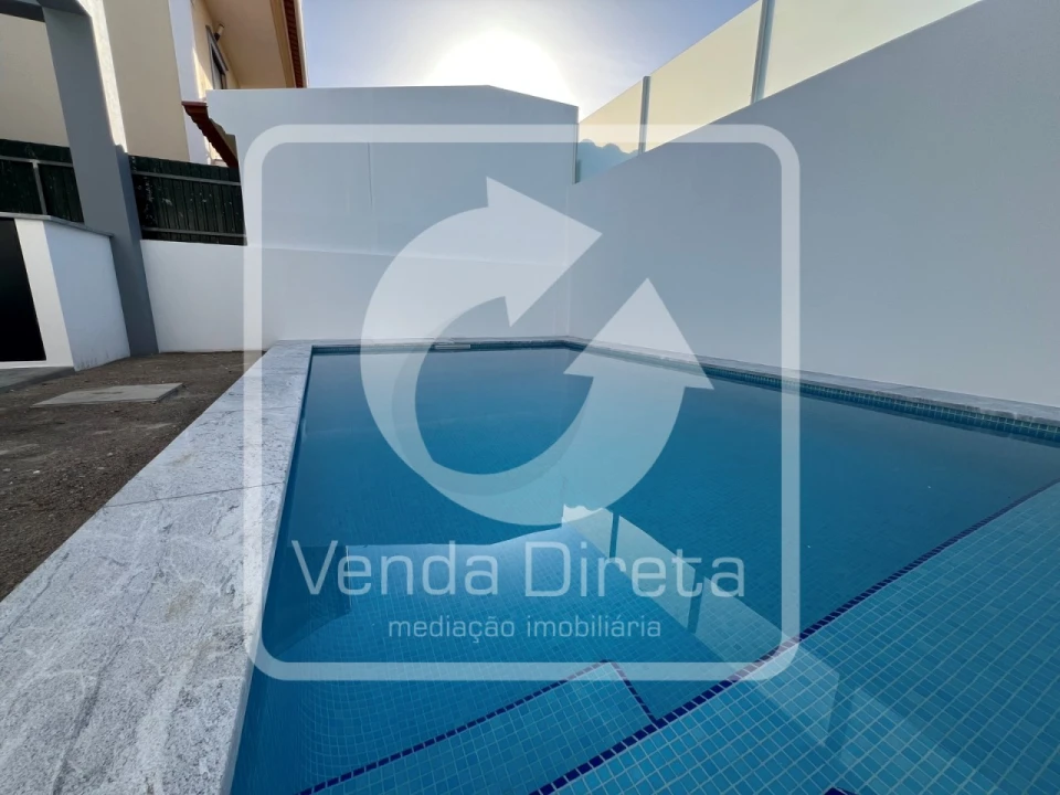 Moradia T4 para Venda em Fernao Ferro Foto 3