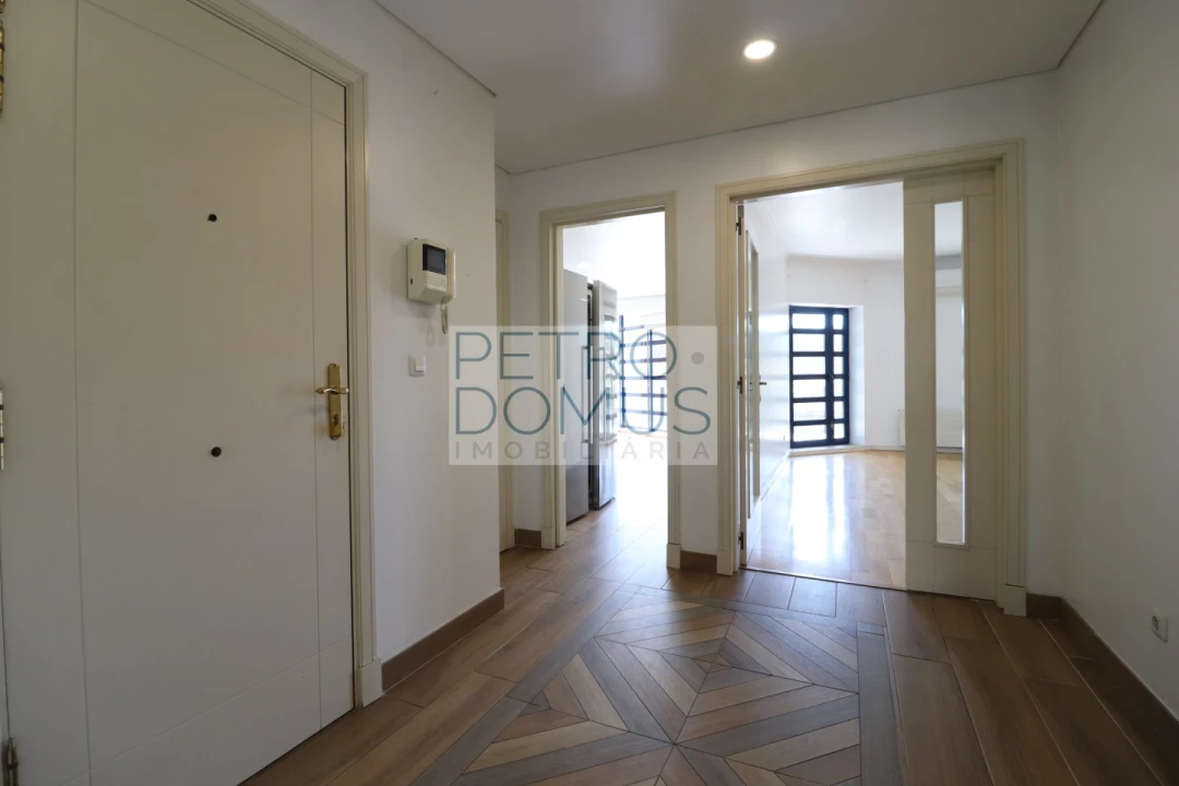 Apartamento T3 para Venda em Campolide Foto 23