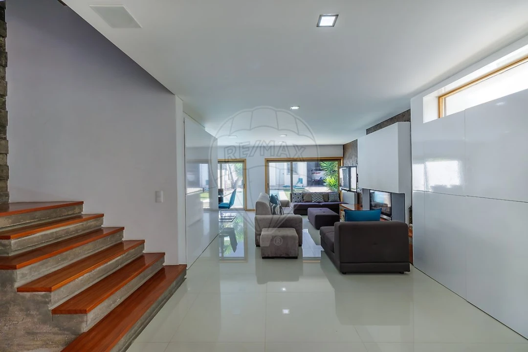 Moradia T4 para Venda em Arcozelo Foto 3
