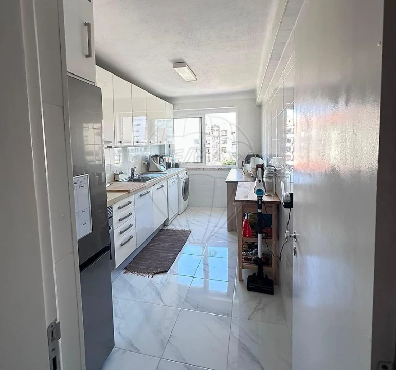Apartamento T2 para Venda em Alfragide Foto 6