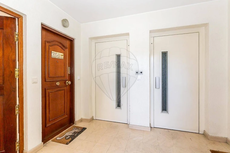 Apartamento T2 para Venda em Alfragide Foto 3